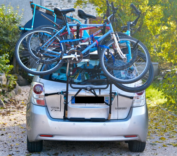 Yuba KOMBI bike attached with two other bikes on the car rack.